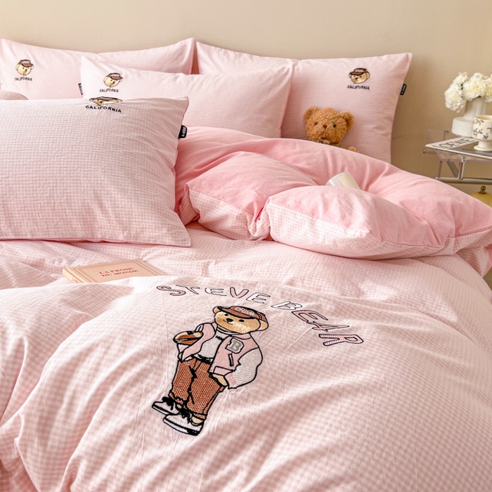 91家纺网 家纺一手货源 找家纺 2025新款A类全棉色织水洗棉可爱小熊刺绣四件套 小熊先生-嫩粉