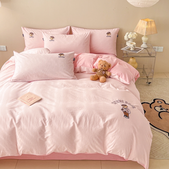 91家纺网 家纺一手货源 找家纺 2025新款A类全棉色织水洗棉可爱小熊刺绣四件套 小熊先生-嫩粉