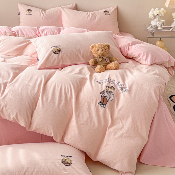 91家纺网 家纺一手货源 找家纺 2025新款A类全棉色织水洗棉可爱小熊刺绣四件套 小熊先生-条纹粉