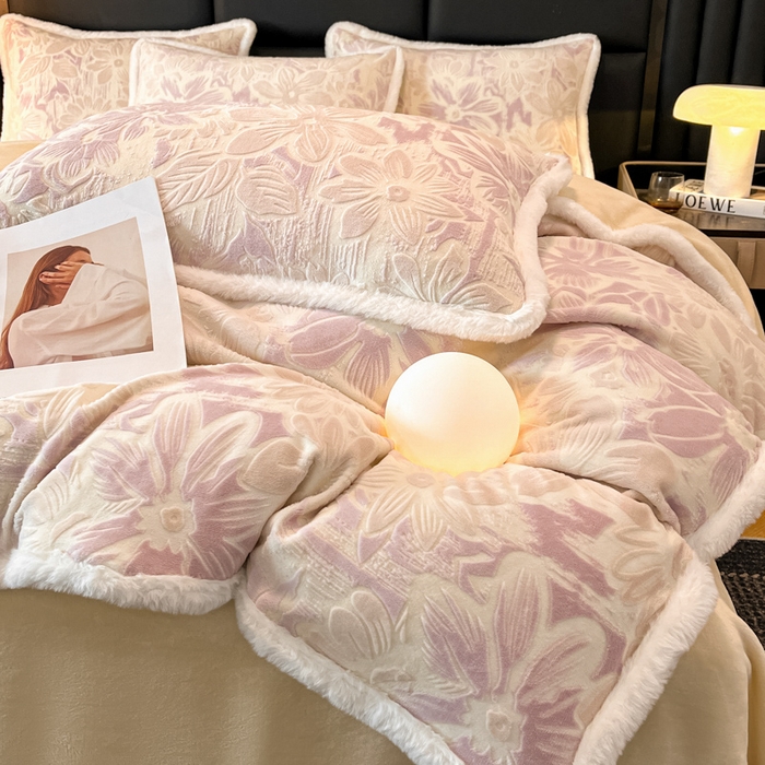 91家纺网 家纺一手货源 找家纺 畅畅家纺 2025新款兔毛绒大包边雕花牛奶绒绒四件套 梵花-紫金