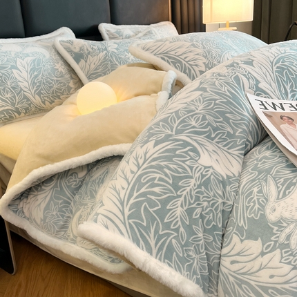 畅畅家纺 2025新款兔毛绒大包边雕花牛奶绒绒四件套 香缇娜-蓝