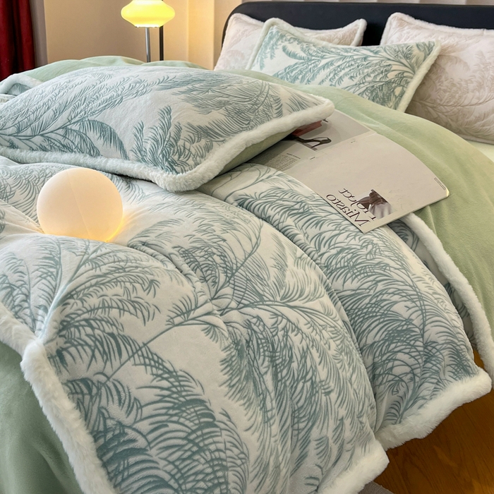 91家纺网 家纺一手货源 找家纺 畅畅家纺 2025新款兔毛绒大包边雕花牛奶绒绒四件套 森林奇境-绿