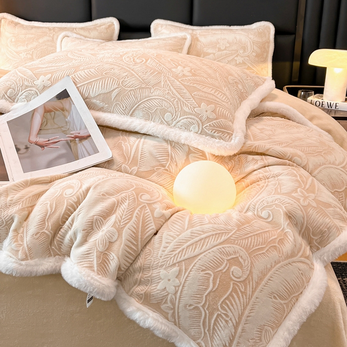 91家纺网 家纺一手货源 找家纺 畅畅家纺 2025新款兔毛绒大包边雕花牛奶绒绒四件套 叶语-浅咖