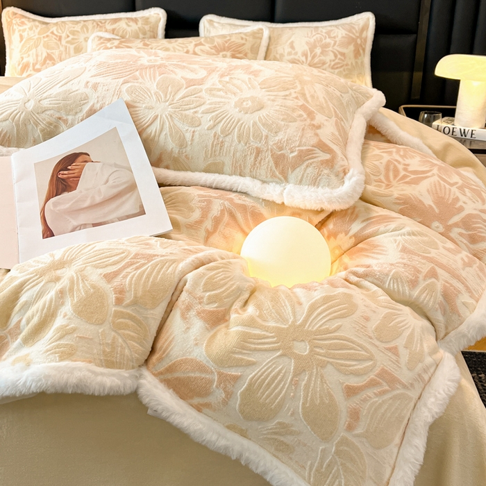 91家纺网 家纺一手货源 找家纺 畅畅家纺 2025新款兔毛绒大包边雕花牛奶绒绒四件套 梵花-米白