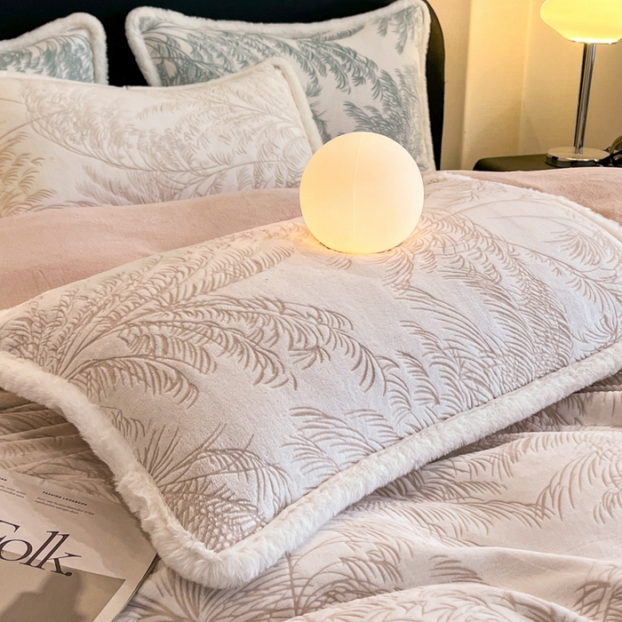 91家纺网 家纺一手货源 找家纺 畅畅家纺 2025新款兔毛绒大包边雕花牛奶绒绒四件套 森林奇境-卡其