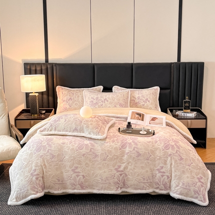 91家纺网 家纺一手货源 找家纺 畅畅家纺 2025新款兔毛绒大包边雕花牛奶绒绒四件套 梵花-紫金