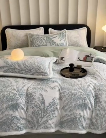 91家纺网 家纺一手货源 找家纺 畅畅家纺 2025新款兔毛绒大包边雕花牛奶绒绒四件套 森林奇境-绿