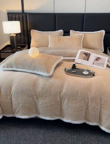 91家纺网 家纺一手货源 找家纺 畅畅家纺 2025新款兔毛绒大包边雕花牛奶绒绒四件套 江南-黄