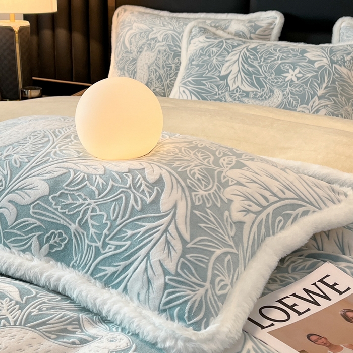 91家纺网 家纺一手货源 找家纺 畅畅家纺 2025新款兔毛绒大包边雕花牛奶绒绒四件套 香缇娜-蓝