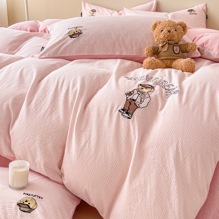 91家纺网 家纺一手货源 找家纺 2025新款A类全棉色织水洗棉可爱小熊刺绣四件套 小熊先生-嫩粉