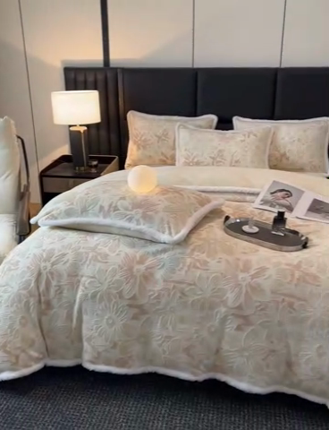 91家纺网 家纺一手货源 找家纺 畅畅家纺 2025新款兔毛绒大包边雕花牛奶绒绒四件套 梵花-米白