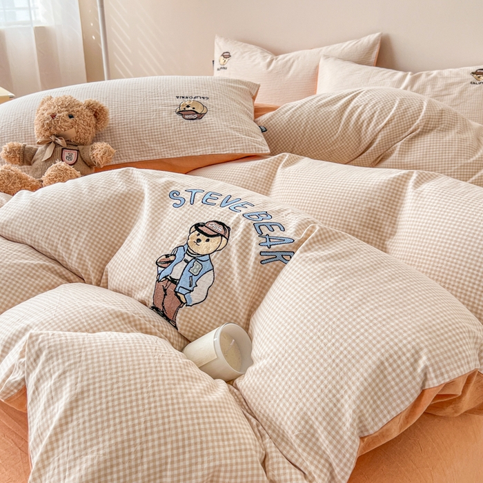 91家纺网 家纺一手货源 找家纺 2025新款A类全棉色织水洗棉可爱小熊刺绣四件套 小熊先生-格子咖