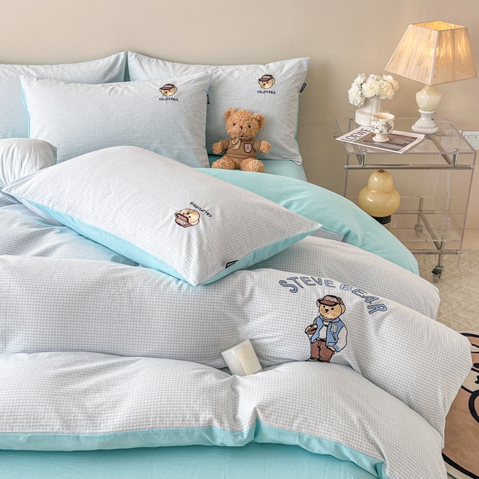 91家纺网 家纺一手货源 找家纺 2025新款A类全棉色织水洗棉可爱小熊刺绣四件套 小熊先生-天空蓝