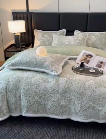 91家纺网 家纺一手货源 找家纺 畅畅家纺 2025新款兔毛绒大包边雕花牛奶绒绒四件套 香缇娜-绿