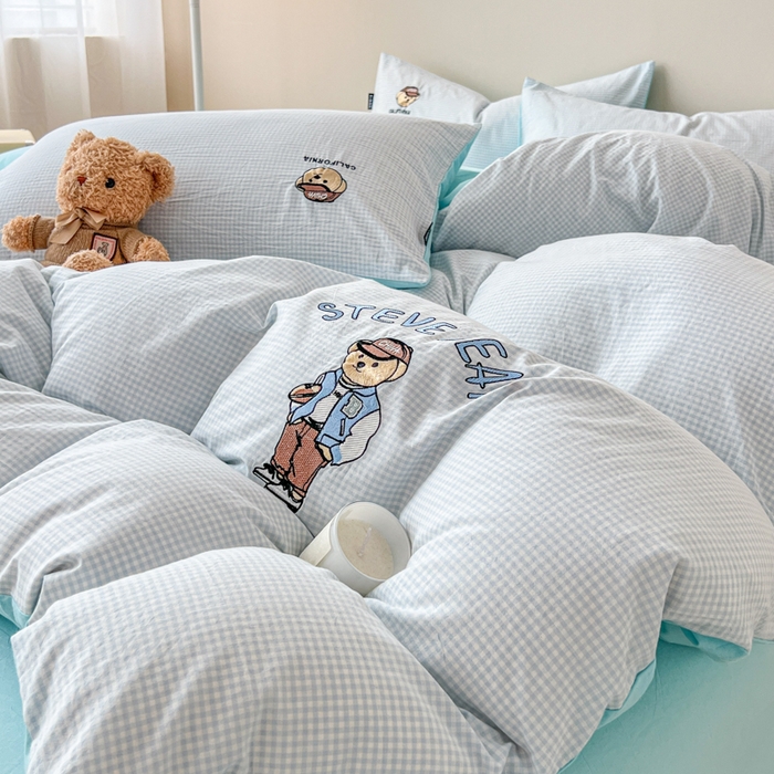 91家纺网 家纺一手货源 找家纺 2025新款A类全棉色织水洗棉可爱小熊刺绣四件套 小熊先生-天空蓝