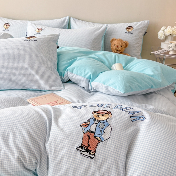 91家纺网 家纺一手货源 找家纺 2025新款A类全棉色织水洗棉可爱小熊刺绣四件套 小熊先生-天空蓝