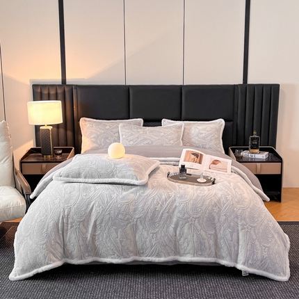 91家纺网 家纺一手货源 找家纺 畅畅家纺 2025新款兔毛绒大包边雕花牛奶绒绒四件套 叶语-灰