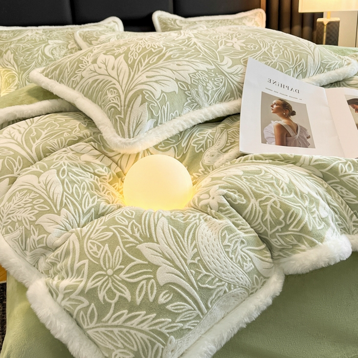 91家纺网 家纺一手货源 找家纺 畅畅家纺 2025新款兔毛绒大包边雕花牛奶绒绒四件套 香缇娜-绿