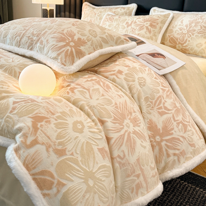 91家纺网 家纺一手货源 找家纺 畅畅家纺 2025新款兔毛绒大包边雕花牛奶绒绒四件套 梵花-米白