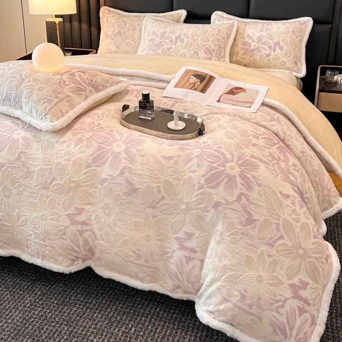 91家纺网 家纺一手货源 找家纺 畅畅家纺 2025新款兔毛绒大包边雕花牛奶绒绒四件套 梵花-紫金