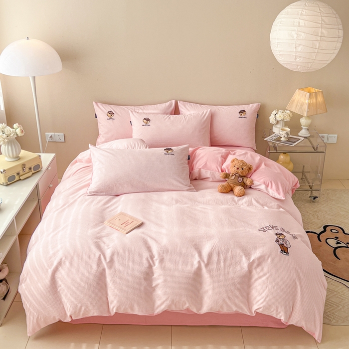 91家纺网 家纺一手货源 找家纺 2025新款A类全棉色织水洗棉可爱小熊刺绣四件套 小熊先生-嫩粉