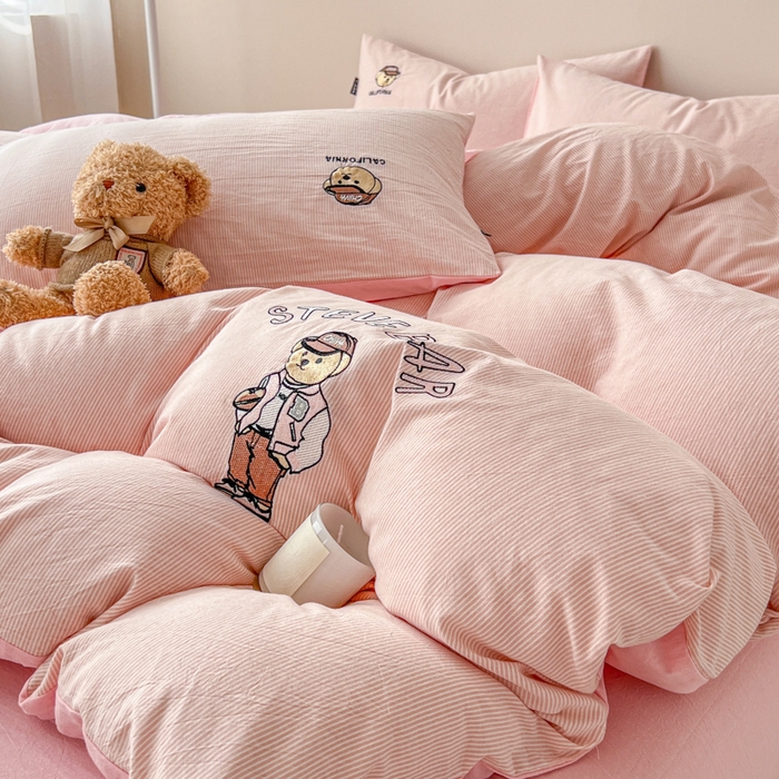 91家纺网 家纺一手货源 找家纺 2025新款A类全棉色织水洗棉可爱小熊刺绣四件套 小熊先生-条纹粉