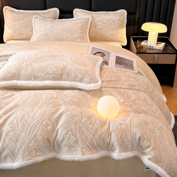 91家纺网 家纺一手货源 找家纺 畅畅家纺 2025新款兔毛绒大包边雕花牛奶绒绒四件套 叶语-浅咖