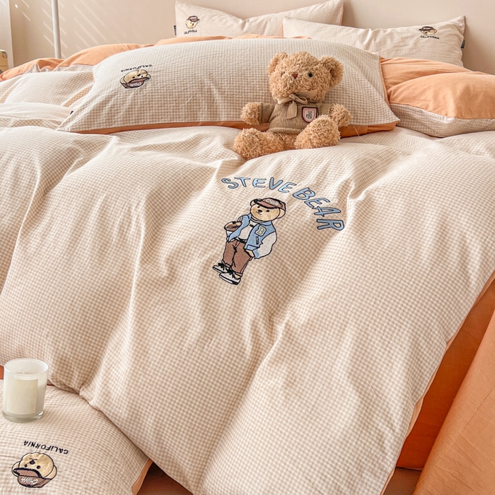 91家纺网 家纺一手货源 找家纺 2025新款A类全棉色织水洗棉可爱小熊刺绣四件套 小熊先生-格子咖