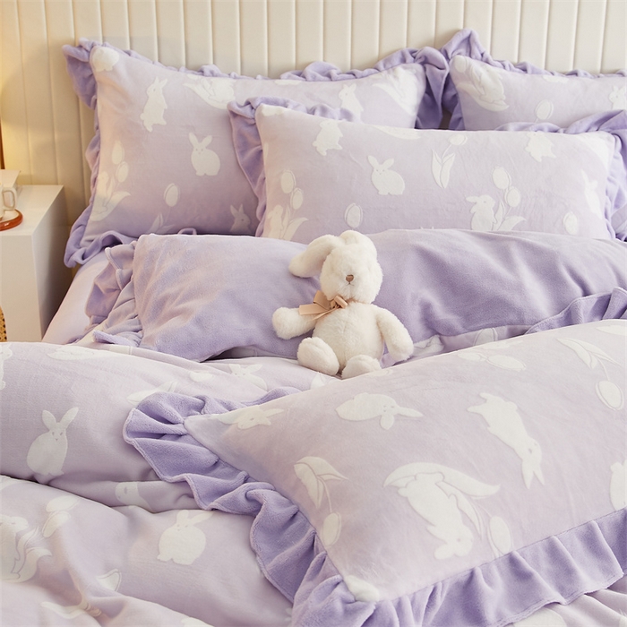 91家纺网 家纺一手货源 找家纺 （买家秀爆款不断货）A类母婴级牛奶雕花绒四件套珊瑚绒四件套雪花绒四件套韩版公主风雕花牛奶绒床盖四件套 古田兔子-紫