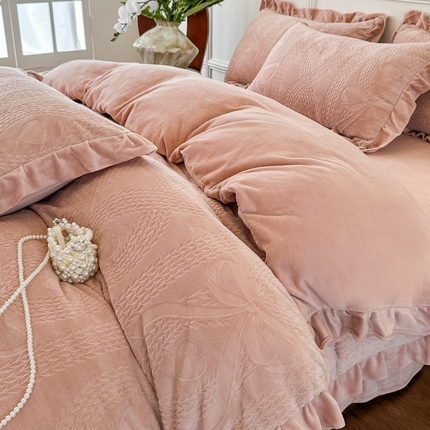 91家纺网 家纺一手货源 找家纺 （买家秀爆款不断货）A类母婴级牛奶雕花绒四件套珊瑚绒四件套雪花绒四件套韩版公主风雕花牛奶绒床盖四件套 麦芮-豆沙