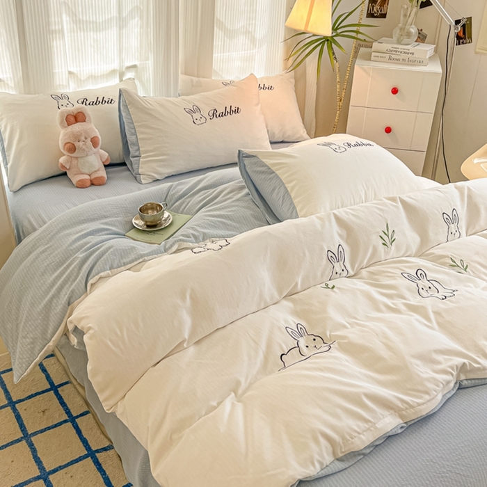 91家纺网 家纺一手货源 找家纺 多乐家纺 2025新款超柔加厚有氧提花针织小竺棉绣花四件套(提供买家秀） 兔兔-白蓝