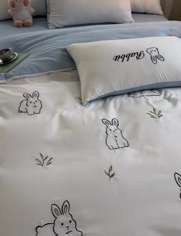 91家纺网 家纺一手货源 找家纺 多乐家纺 2025新款超柔加厚有氧提花针织小竺棉绣花四件套(提供买家秀） 兔兔-白蓝