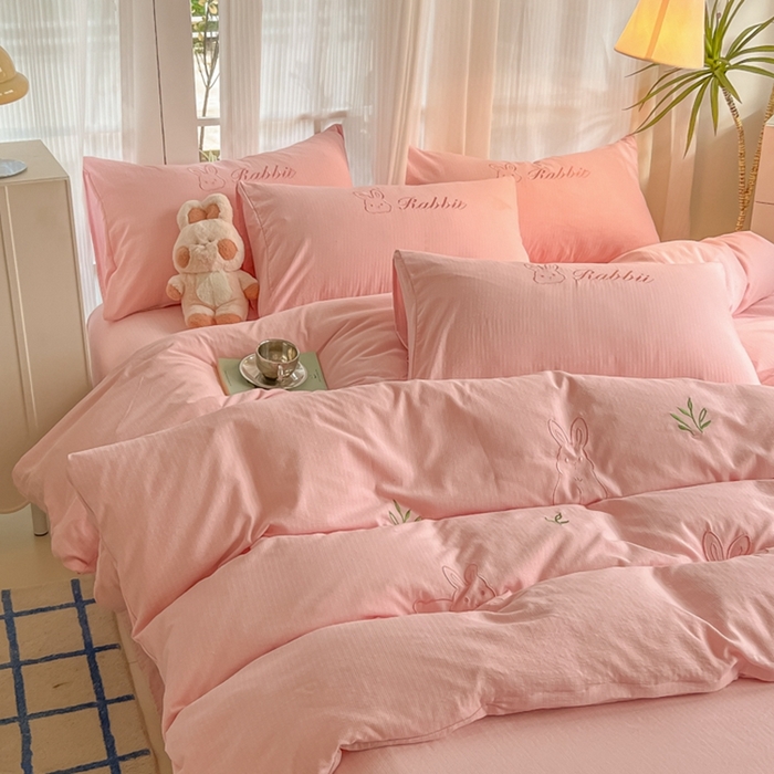 91家纺网 家纺一手货源 找家纺 多乐家纺 2025新款超柔加厚有氧提花针织小竺棉绣花四件套(提供买家秀） 兔兔-粉粉