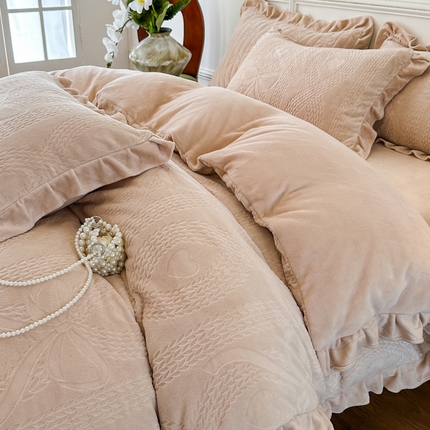 91家纺网 家纺一手货源 找家纺 （买家秀爆款不断货）A类母婴级牛奶雕花绒四件套珊瑚绒四件套雪花绒四件套韩版公主风雕花牛奶绒床盖四件套 麦芮-浅咖