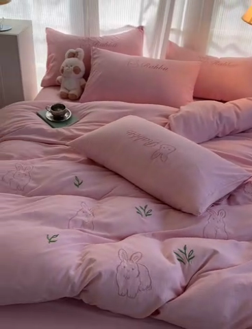 91家纺网 家纺一手货源 找家纺 多乐家纺 2025新款超柔加厚有氧提花针织小竺棉绣花四件套(提供买家秀） 兔兔-粉粉