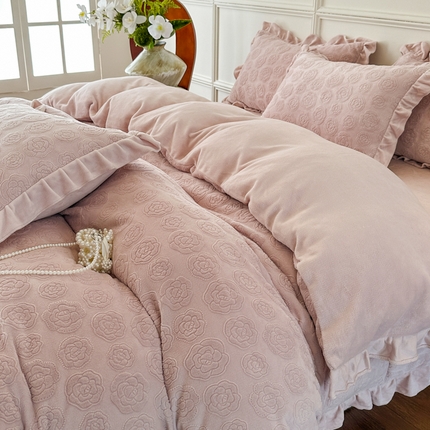 91家纺网 家纺一手货源 找家纺 （买家秀爆款不断货）A类母婴级牛奶雕花绒四件套珊瑚绒四件套雪花绒四件套韩版公主风雕花牛奶绒床盖四件套 山茶花-杏仁粉