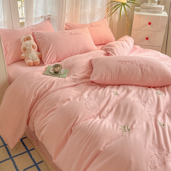 91家纺网 家纺一手货源 找家纺 多乐家纺 2025新款超柔加厚有氧提花针织小竺棉绣花四件套(提供买家秀） 兔兔-粉粉