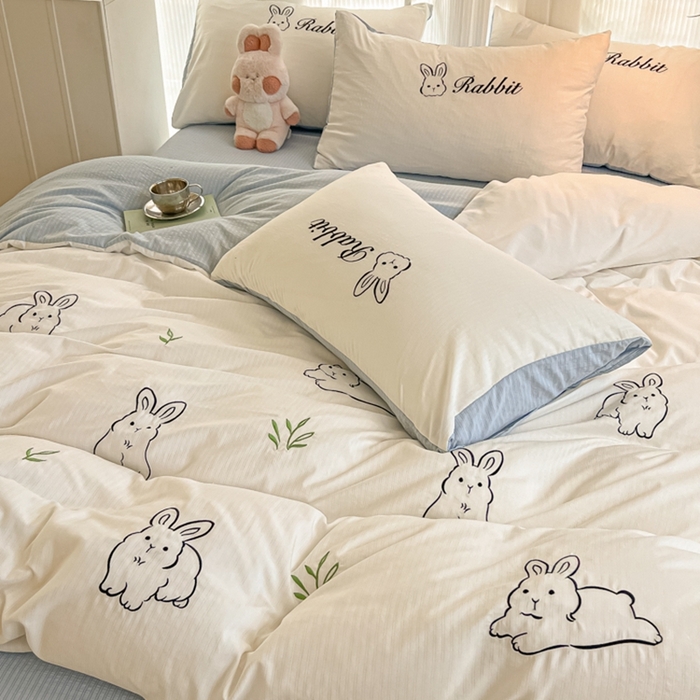 91家纺网 家纺一手货源 找家纺 多乐家纺 2025新款超柔加厚有氧提花针织小竺棉绣花四件套(提供买家秀） 兔兔-白蓝