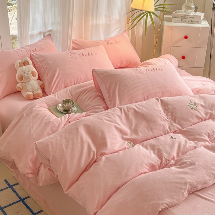 91家纺网 家纺一手货源 找家纺 多乐家纺 2025新款超柔加厚有氧提花针织小竺棉绣花四件套(提供买家秀） 兔兔-粉粉