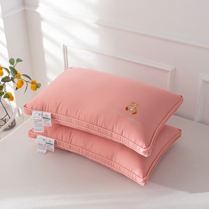 91家纺网 家纺一手货源 找家纺 萌番宝 2025新款小熊60支铂金小熊纤维枕枕头枕芯护颈椎枕 粉色小熊