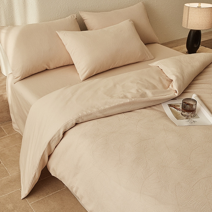 91家纺网 家纺一手货源 找家纺 2025新款全棉三层纱浮雕大提花四件套系列 春雨-小麦色