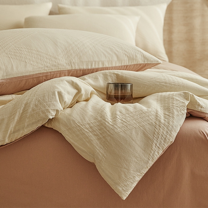 91家纺网 家纺一手货源 找家纺 2025新款全棉三层纱浮雕大提花四件套系列 棱格-米白