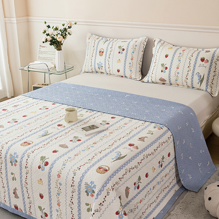 91家纺网 家纺一手货源 找家纺 2025新款13070双面全棉砂洗大直边床盖三件套四件套 浆果小兔