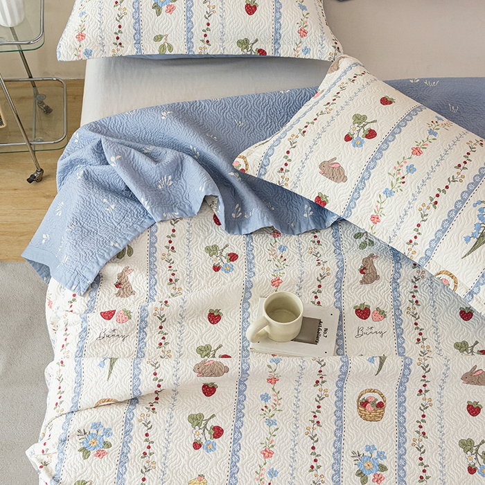 91家纺网 家纺一手货源 找家纺 2025新款13070双面全棉砂洗大直边床盖三件套四件套 浆果小兔