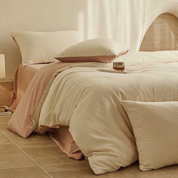 91家纺网 家纺一手货源 找家纺 2025新款全棉三层纱浮雕大提花四件套系列 棱格-米白