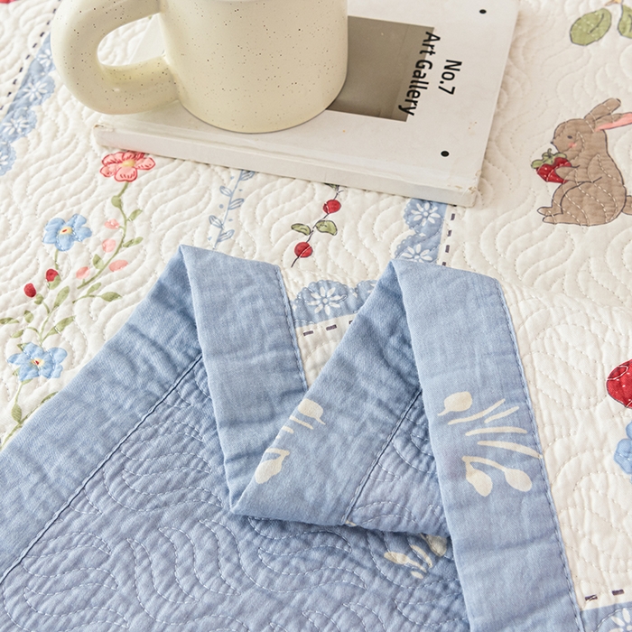 91家纺网 家纺一手货源 找家纺 2025新款13070双面全棉砂洗大直边床盖三件套四件套 浆果小兔