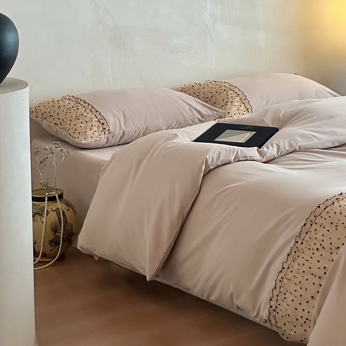 91家纺网 家纺一手货源 找家纺 2025新款直播热款奶油公主风法式蕾丝花边四件套水洗磨毛纯色床笠学生三件套-简单爱 简单爱-驼