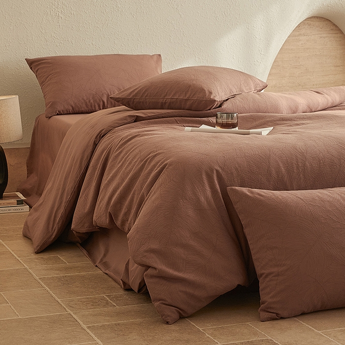 91家纺网 家纺一手货源 找家纺 2025新款全棉三层纱浮雕大提花四件套系列 春雨-红棕