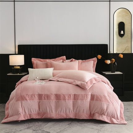 91家纺网 家纺一手货源 找家纺 保罗圣迪奥 2025新款牛奶绒宽边四件套-梵希 梵希-嫣粉