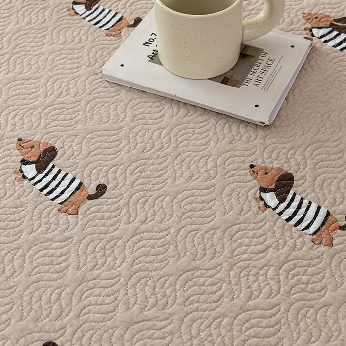 91家纺网 家纺一手货源 找家纺 2025新款13070双面全棉砂洗大直边床盖三件套四件套 跳跳狗